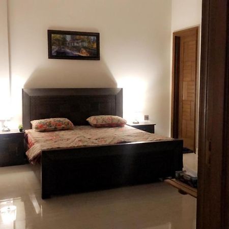 Fully Serviced Holiday Home Near Lyallpur Galleria Faisalabad Ngoại thất bức ảnh