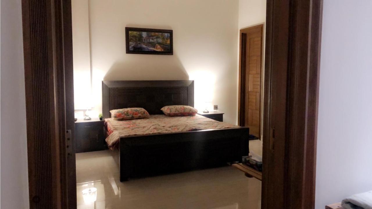 Fully Serviced Holiday Home Near Lyallpur Galleria Faisalabad Ngoại thất bức ảnh