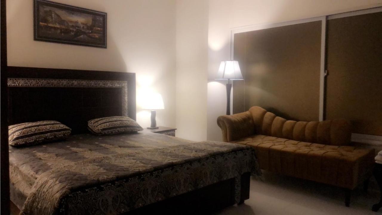 Fully Serviced Holiday Home Near Lyallpur Galleria Faisalabad Ngoại thất bức ảnh