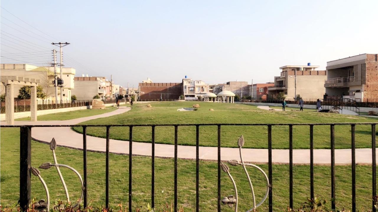 Fully Serviced Holiday Home Near Lyallpur Galleria Faisalabad Ngoại thất bức ảnh